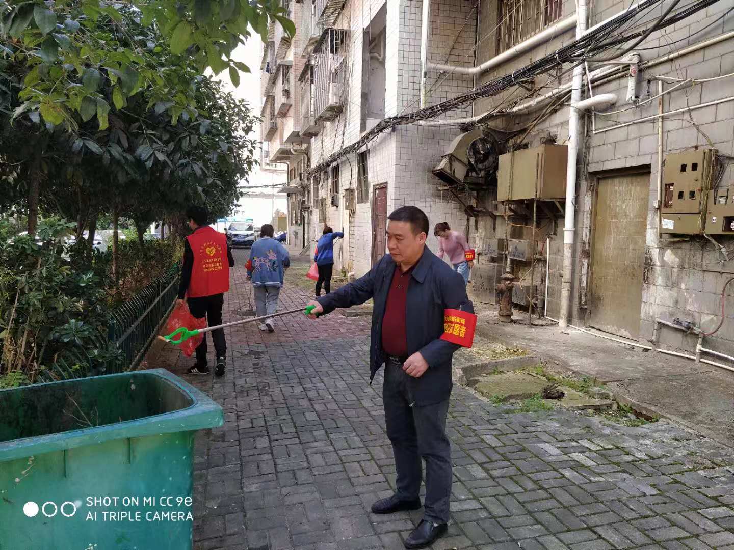 助力国卫迎复审，大祥区纪委监委党员志愿者在行动(图2)